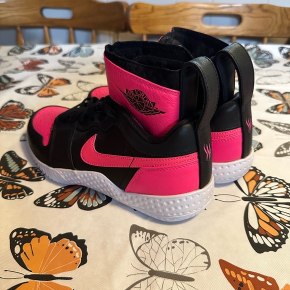 Nike Women's Shoes in Black and Pink - Picture 1 of 5